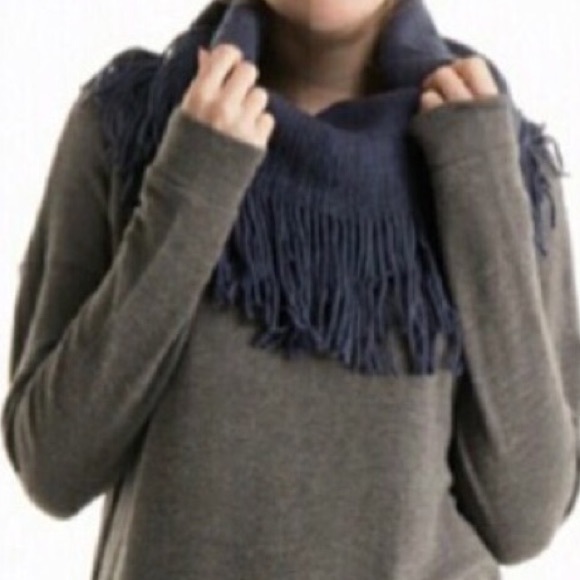 infinity scarf with fringes - Picture 4 of 4